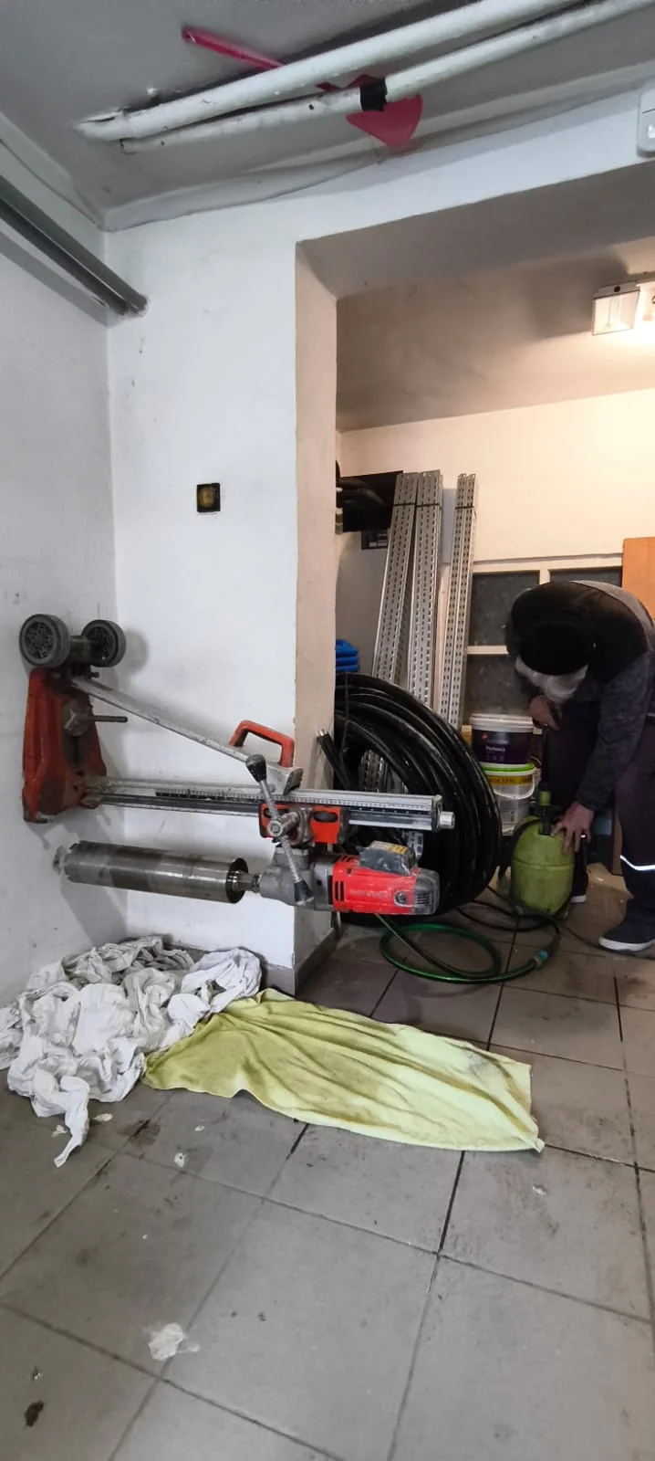 Wykonanie otworu pod przewód energetyczny